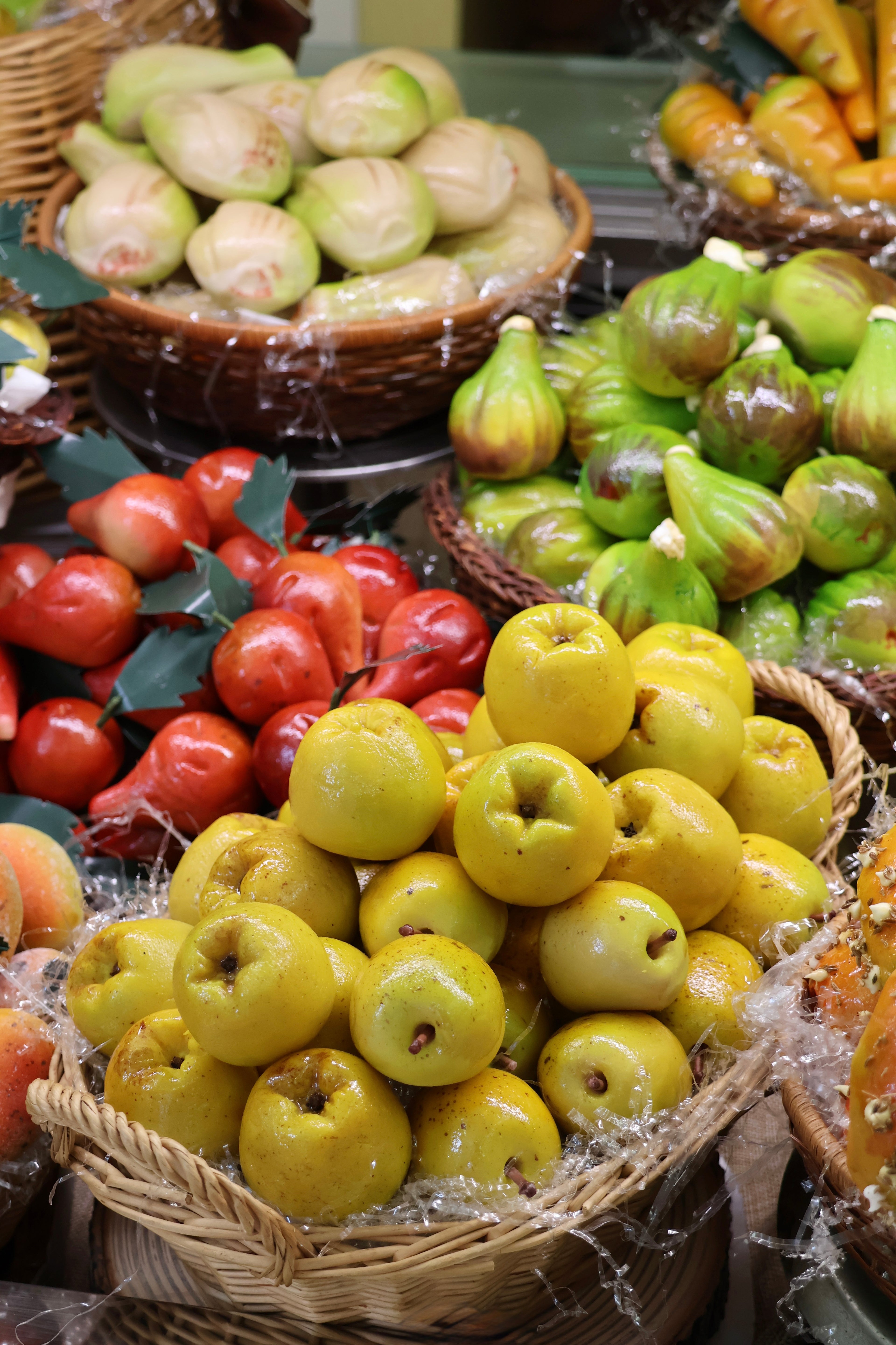 Ceste di frutta martorana sul banco della pasticceria