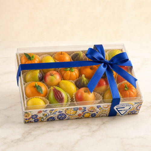 Confezione regalo di frutta martorana con fiocco blu