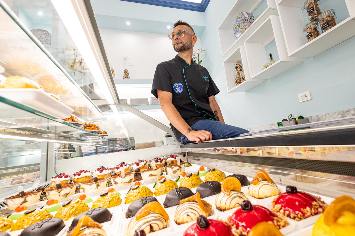 Vito Carlo Filingeri dietro il banco della pasticceria a Trapani