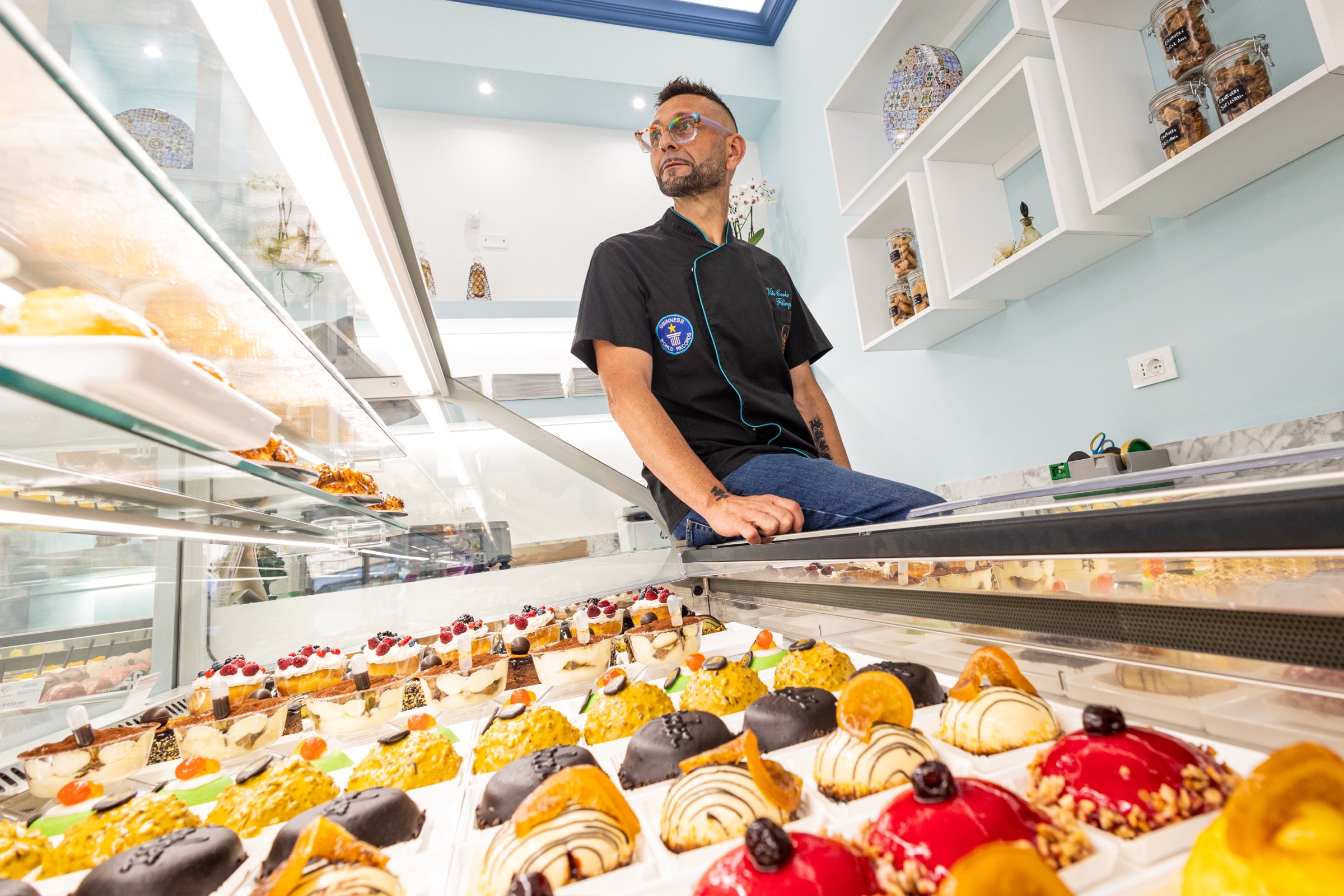 Vito Carlo Filingeri dietro il banco della pasticceria a Trapani